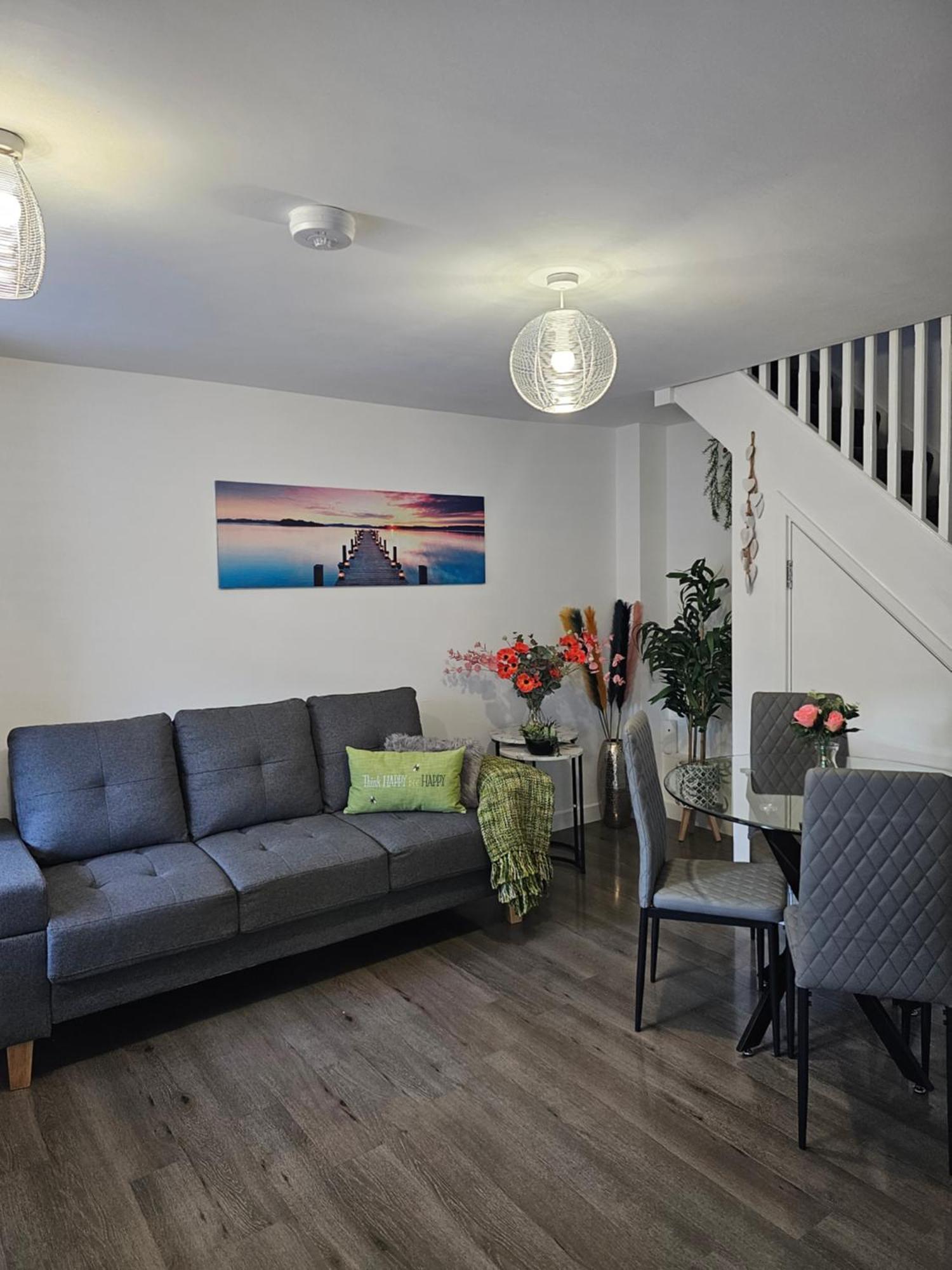 Luxury One Bedroom Maisonette With Extra Connected Bedroom In Stevenage Centre 외부 사진