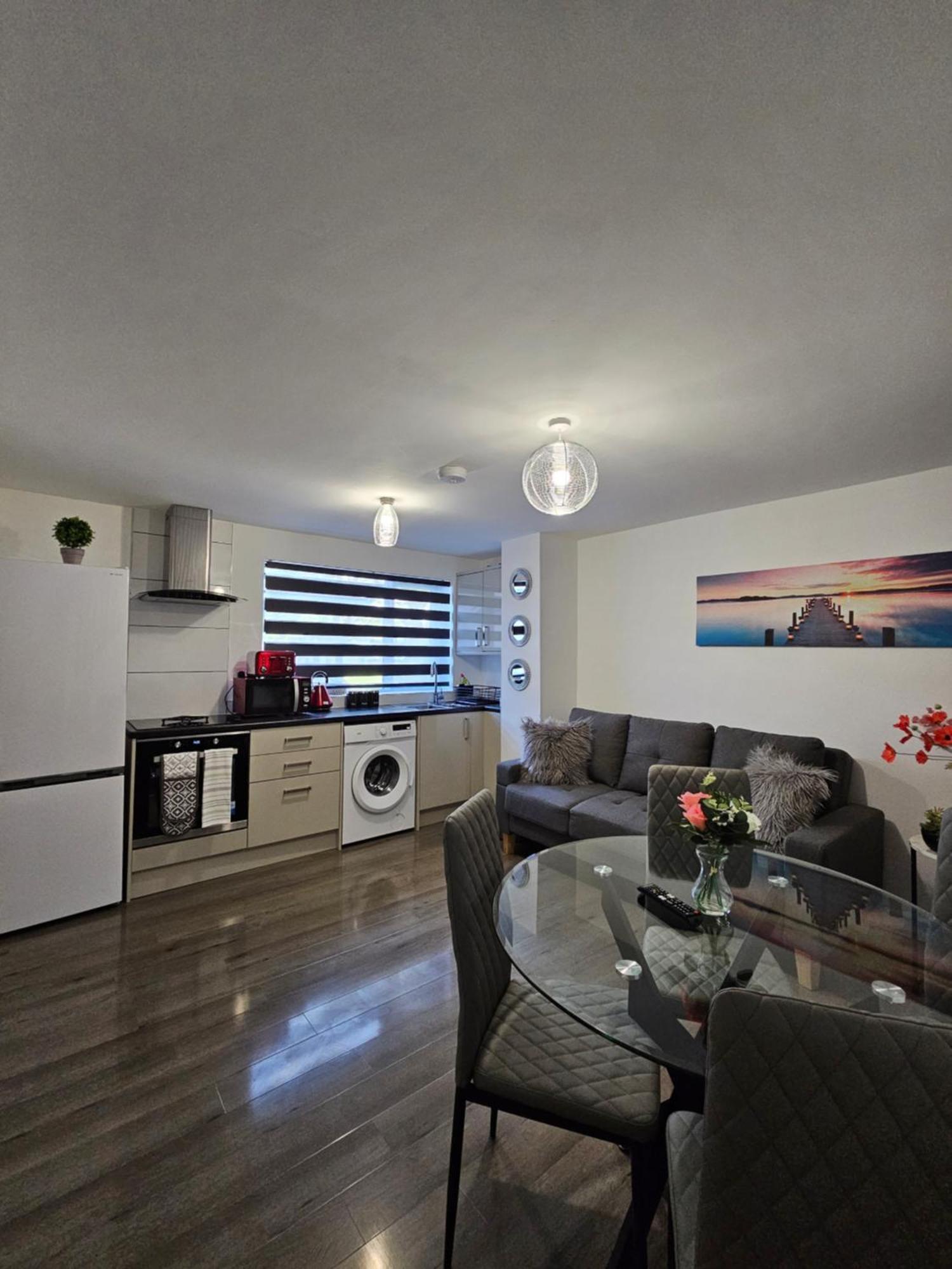 Luxury One Bedroom Maisonette With Extra Connected Bedroom In Stevenage Centre 외부 사진