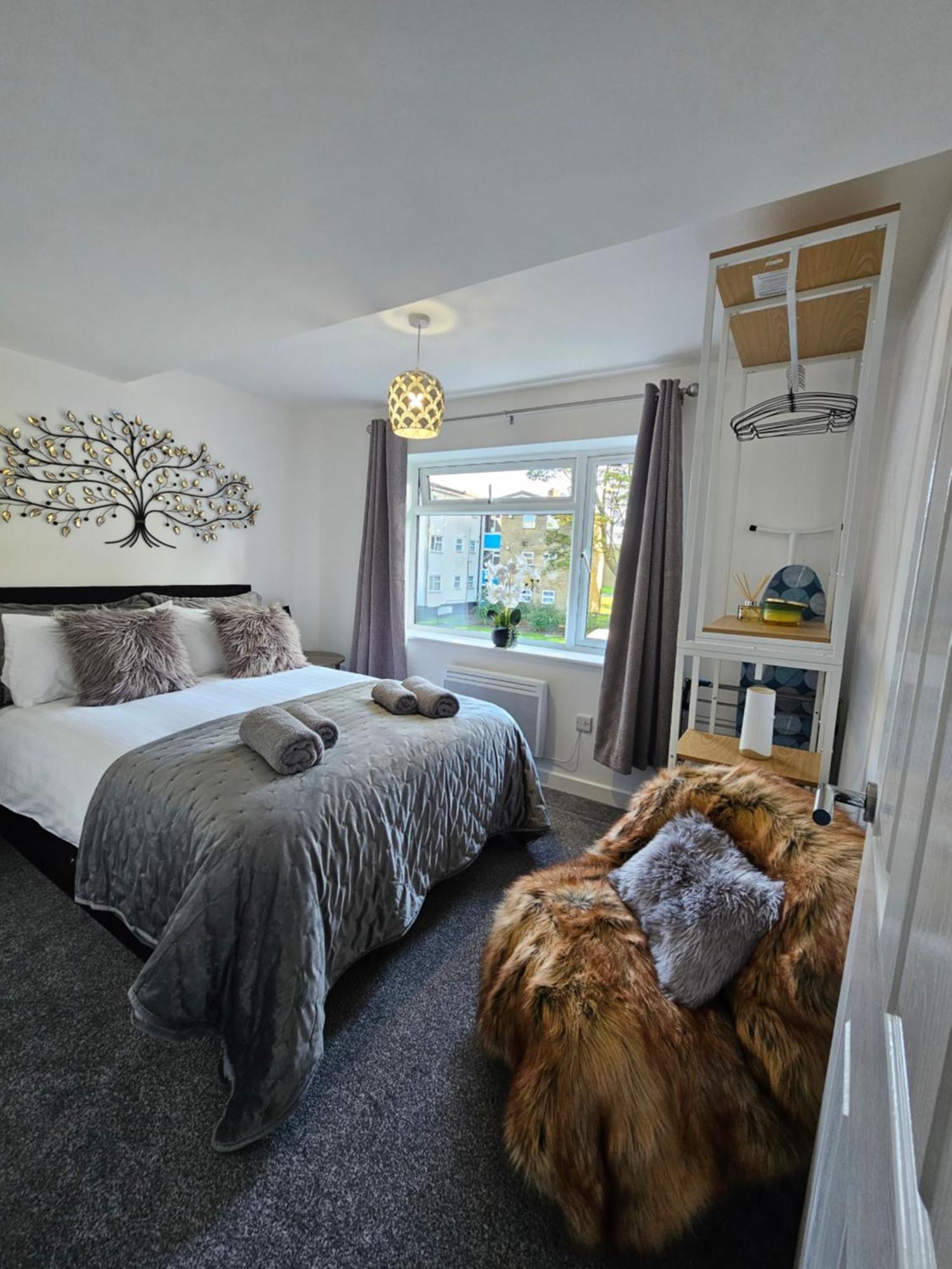 Luxury One Bedroom Maisonette With Extra Connected Bedroom In Stevenage Centre 외부 사진