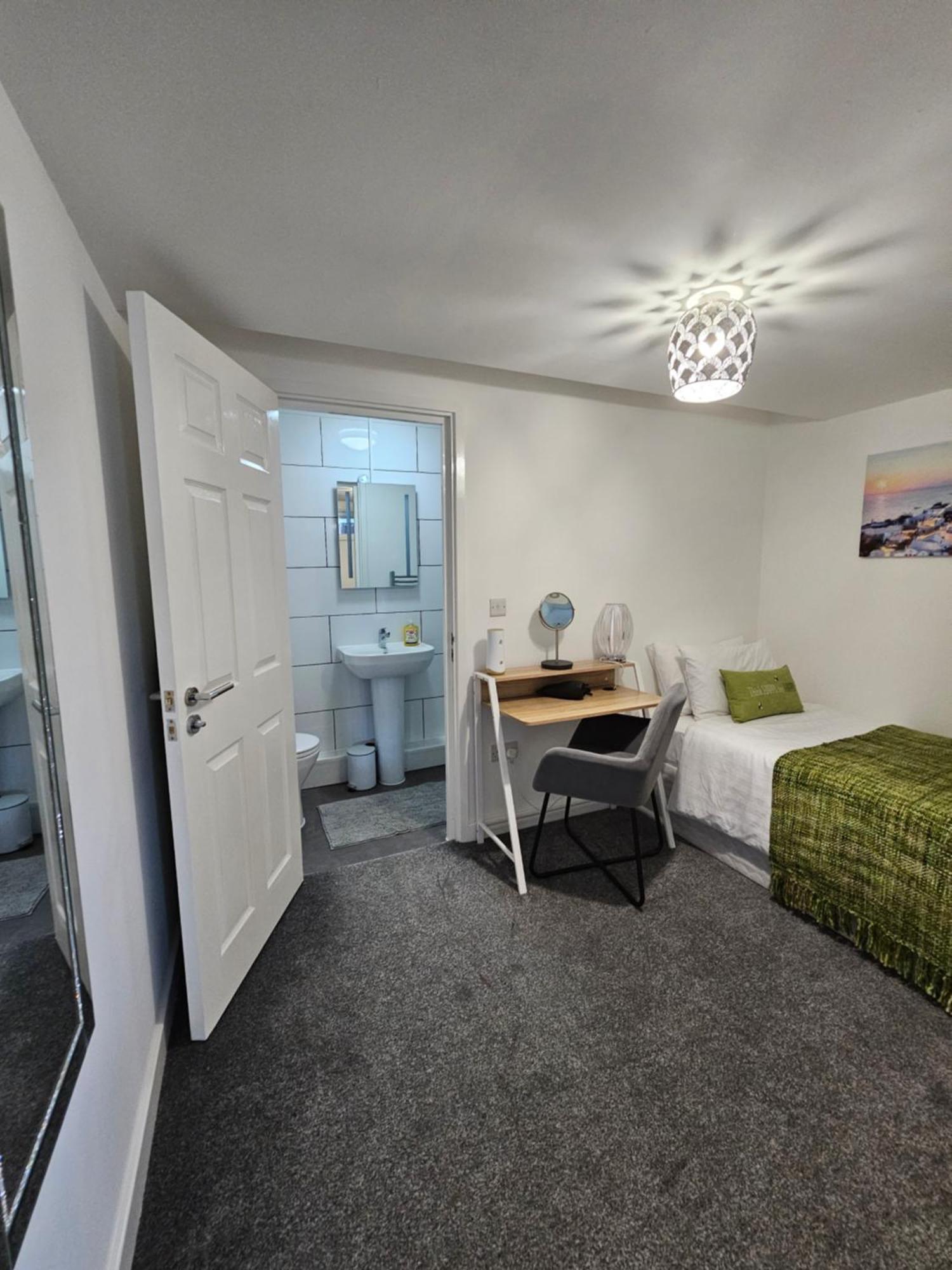 Luxury One Bedroom Maisonette With Extra Connected Bedroom In Stevenage Centre 외부 사진