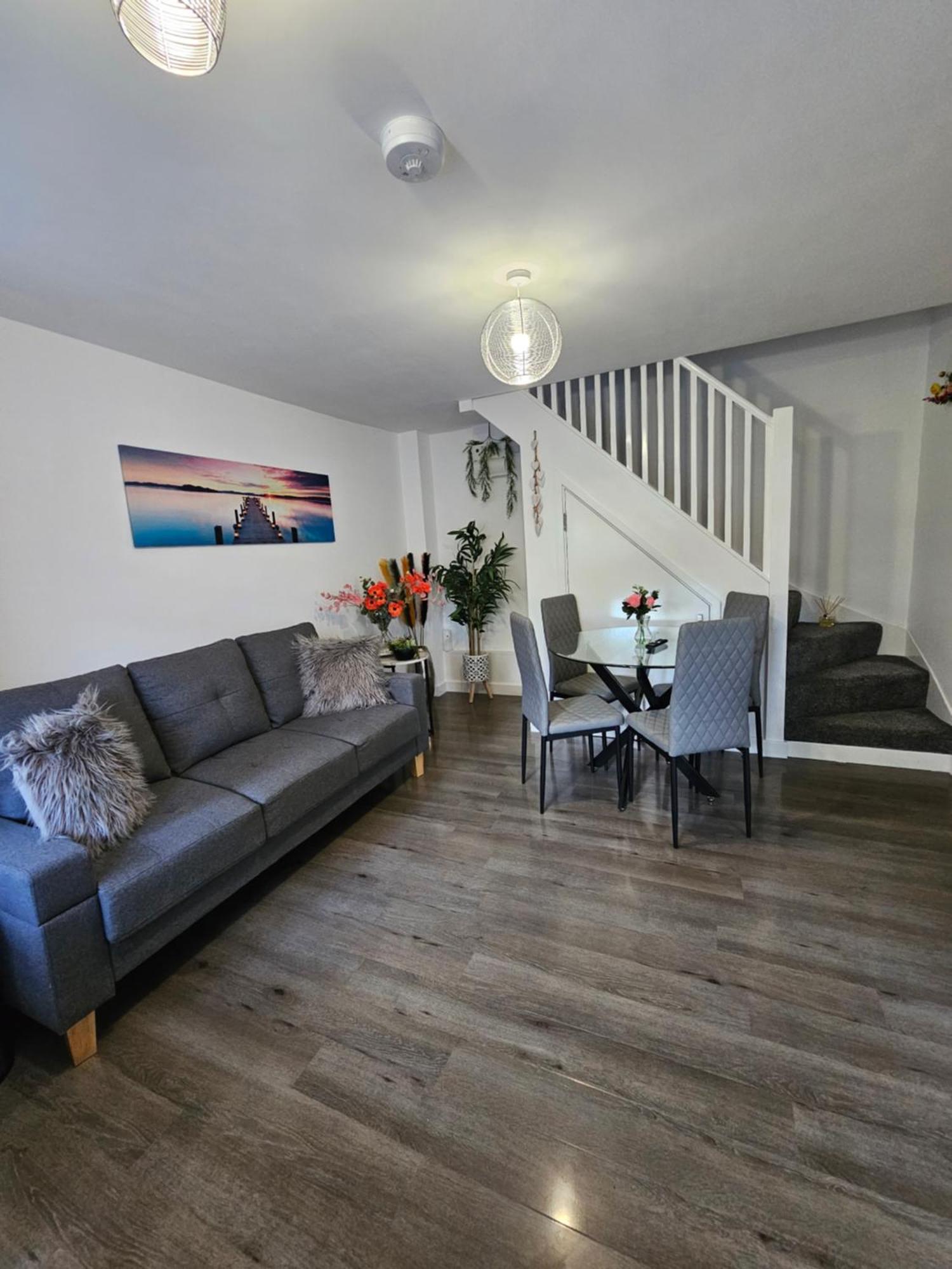 Luxury One Bedroom Maisonette With Extra Connected Bedroom In Stevenage Centre 외부 사진