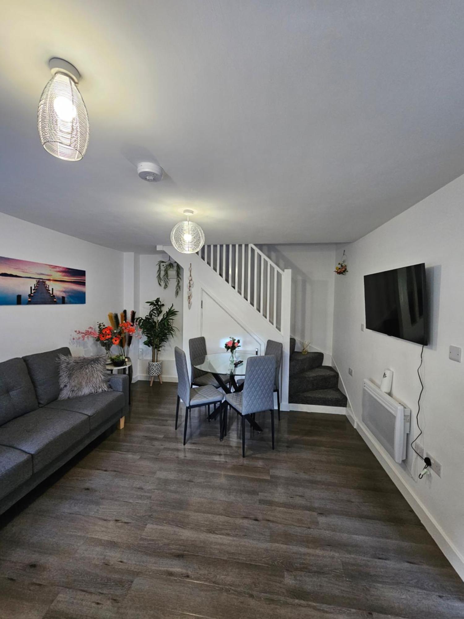 Luxury One Bedroom Maisonette With Extra Connected Bedroom In Stevenage Centre 외부 사진